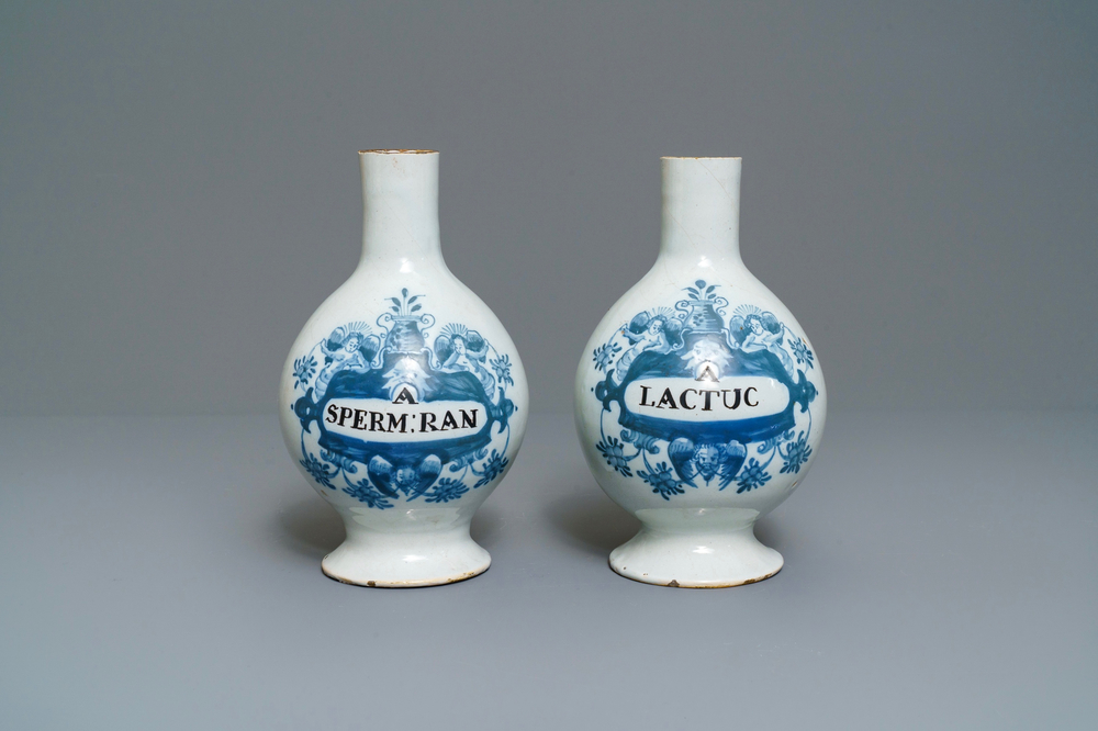 Een paar blauw-witte Delftse apothekersflessen, 18e eeuw